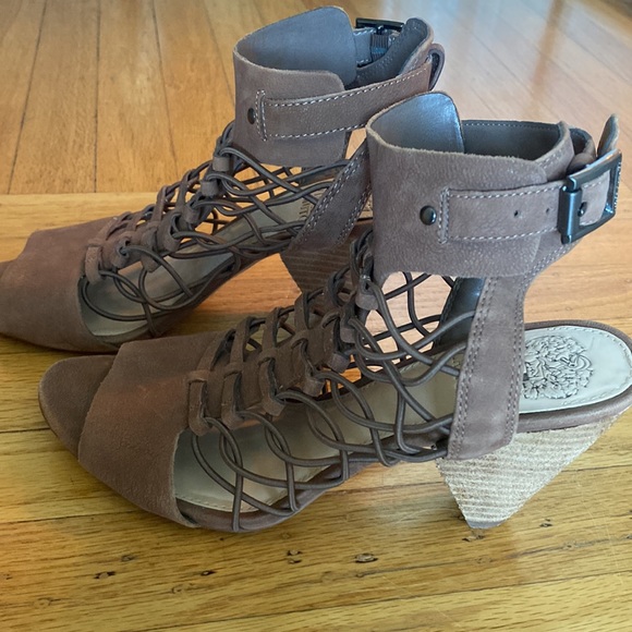 VINCE CAMUTO | EVEL LEATHER SANDAL D171 - Picture 2 of 4